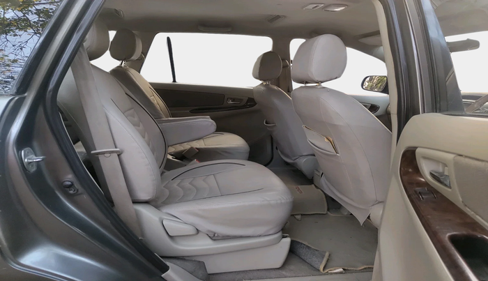 2013 Toyota Innova 2.5 VX 7 STR, Diesel, Manual, 1,29,998 km, interior