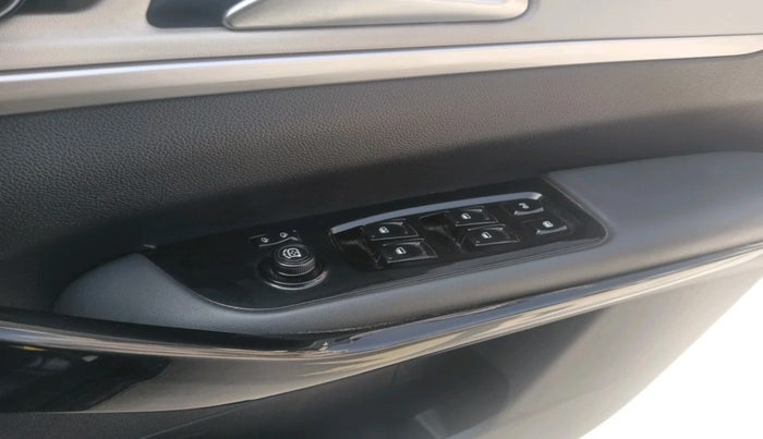 2022 Mahindra XUV700 AX 7 P AT 7 STR, Petrol, Automatic, 40,384 km, interior