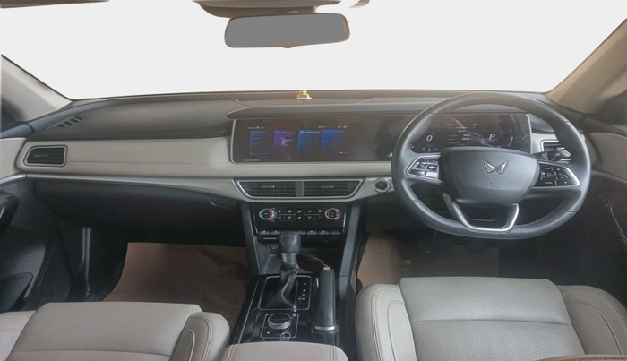 2022 Mahindra XUV700 AX 7 P AT 7 STR, Petrol, Automatic, 40,384 km, interior