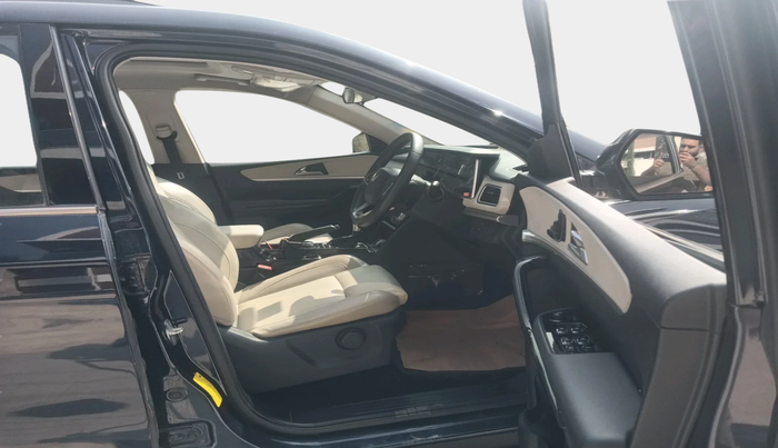 2022 Mahindra XUV700 AX 7 P AT 7 STR, Petrol, Automatic, 40,384 km, interior