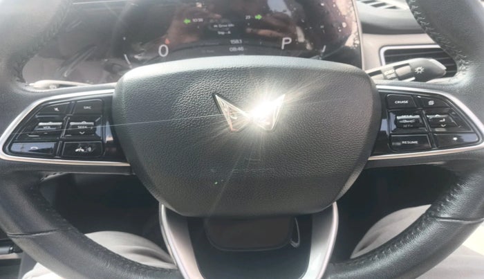 2022 Mahindra XUV700 AX 7 P AT 7 STR, Petrol, Automatic, 40,384 km, interior