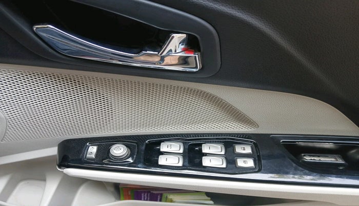 2023 Mahindra XUV300 W8 (O) 1.2 PETROL AMT, Petrol, Automatic, 38,986 km, interior