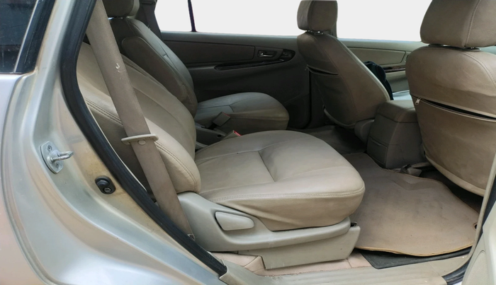 2014 Toyota Innova 2.5 VX 8 STR, Diesel, Manual, 1,84,910 km, interior