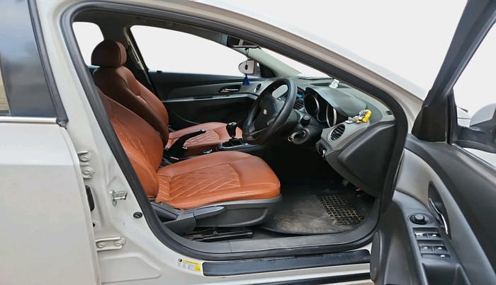 2010 Chevrolet Cruze LT, Diesel, Manual, 99,515 km, interior