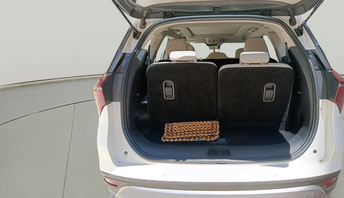 2021 Mahindra XUV700 AX 7 P MT 7 STR, Petrol, Manual, 42,484 km, exterior