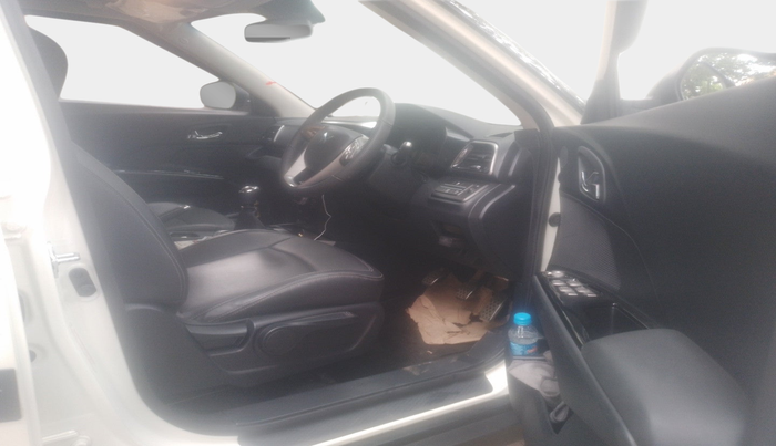 2023 Mahindra XUV300 W8 (O) 1.2 PETROL, Petrol, Manual, 12,382 km, interior