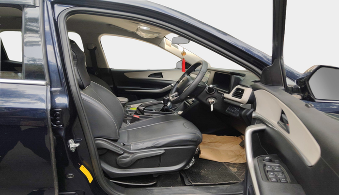 2022 Mahindra XUV700 MX D MT 5 STR, Diesel, Manual, 18,553 km, interior