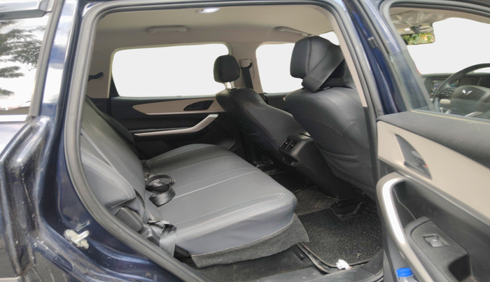 2022 Mahindra XUV700 MX D MT 5 STR, Diesel, Manual, 18,553 km, interior