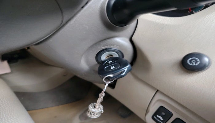 2012 Toyota Innova VX 2.5 8 STR, Diesel, Manual, 1,18,032 km, interior