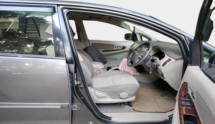 2012 Toyota Innova VX 2.5 8 STR, Diesel, Manual, 1,18,032 km, interior