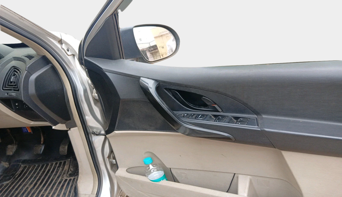 2016 Mahindra XUV500 W4, Diesel, Manual, 1,11,089 km, interior