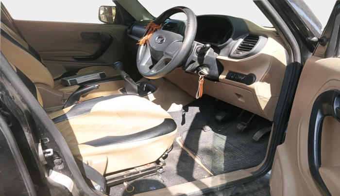 2016 Mahindra TUV300 T6 PLUS, Diesel, Manual, 1,56,636 km, interior