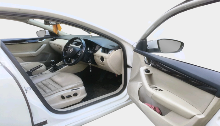 2015 Skoda Octavia ELEGANCE 2.0 TDI AT, Diesel, Automatic, 1,28,725 km, interior