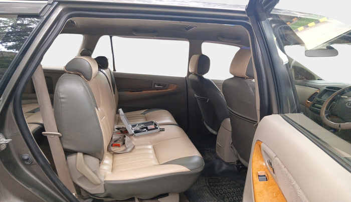 2011 Toyota Innova V 2.5 8 STR, Diesel, Manual, 2,22,323 km, interior