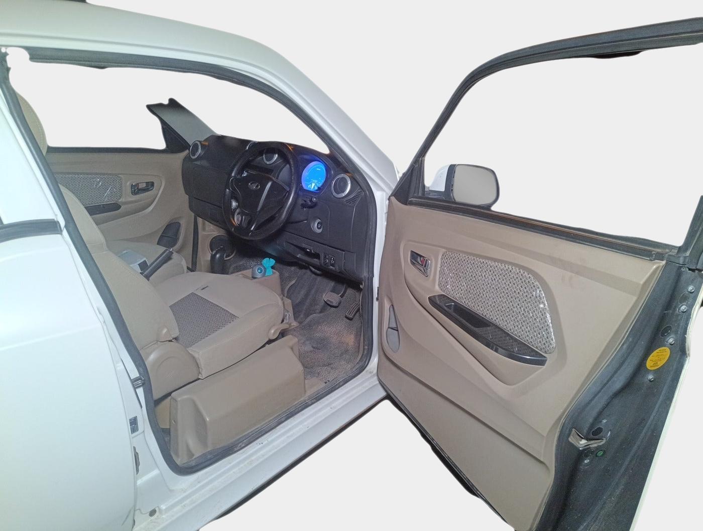 2017 Mahindra E20 Plus P6, Electric, Automatic, 15,754 km, interior