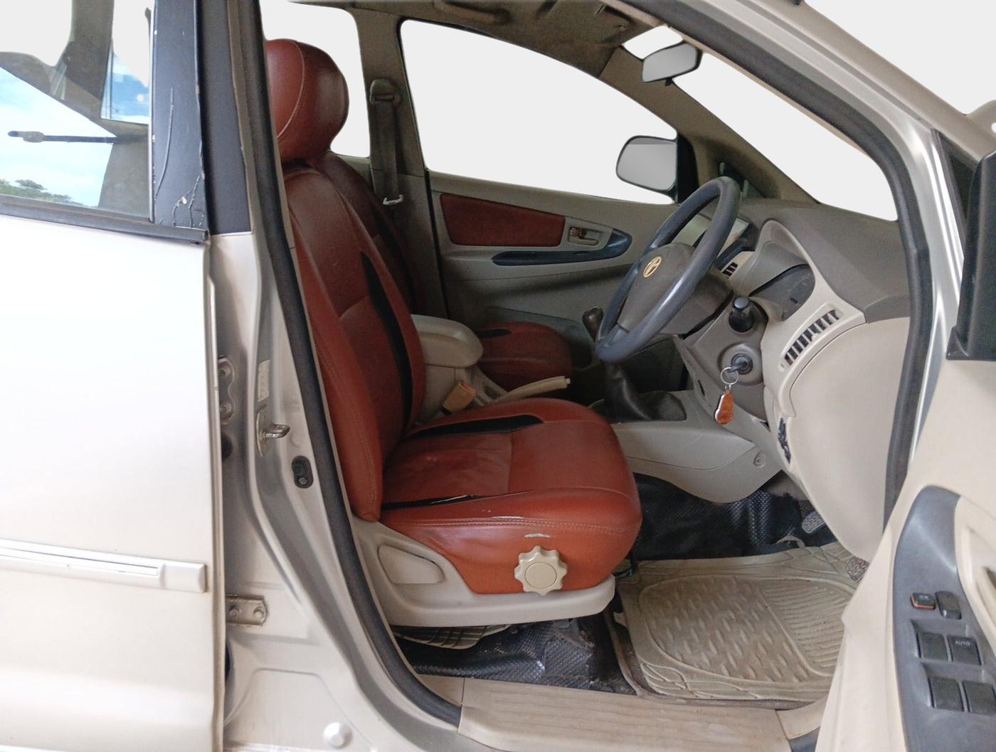 2010 Toyota Innova 2.5 G4 8 STR, Diesel, Manual, 1,99,724 km, interior
