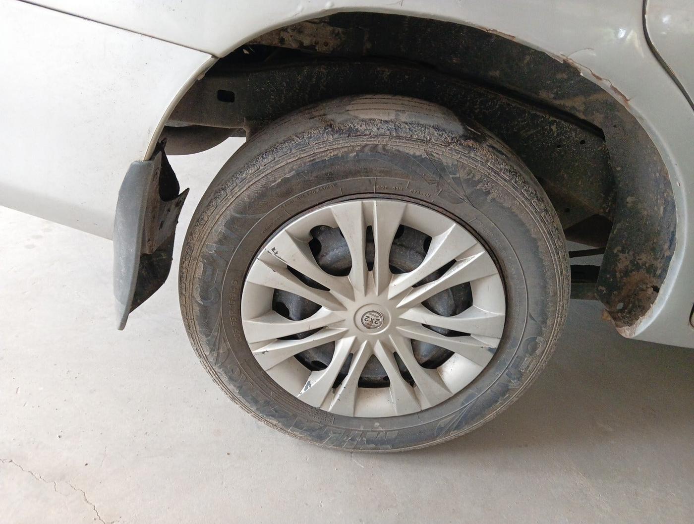 2010 Toyota Innova 2.5 G4 8 STR, Diesel, Manual, 1,99,724 km, tyre