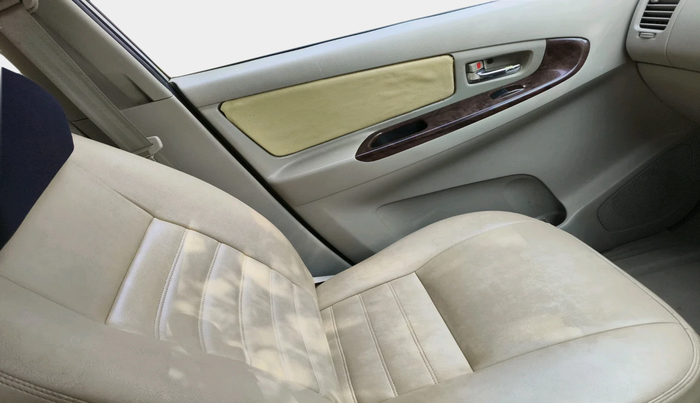 2013 Toyota Innova 2.5 VX 8 STR, Diesel, Manual, 2,33,460 km, interior