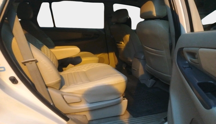 2011 Toyota Innova 2.5 G4 7 STR, Diesel, Manual, 1,41,715 km, interior