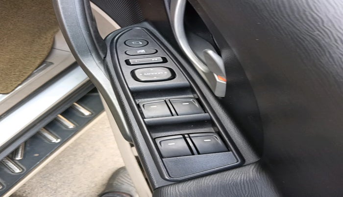 2017 Mahindra XUV500 W6, Diesel, Manual, 73,475 km, interior