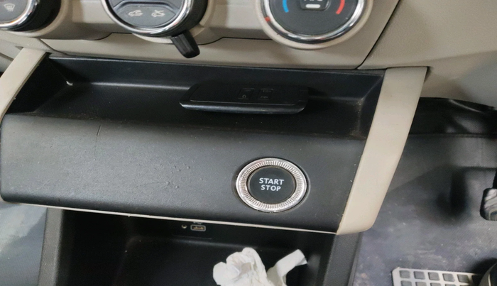 2020 Renault TRIBER RXZ AMT, Petrol, Automatic, 97,409 km, interior