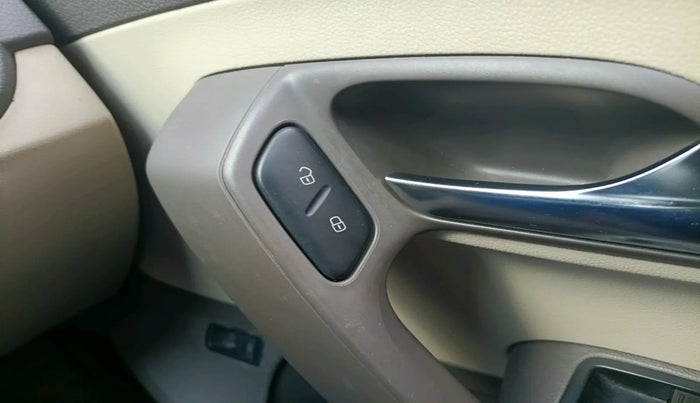 2011 Volkswagen Vento TRENDLINE 1.6, Petrol, Manual, 63,263 km, interior