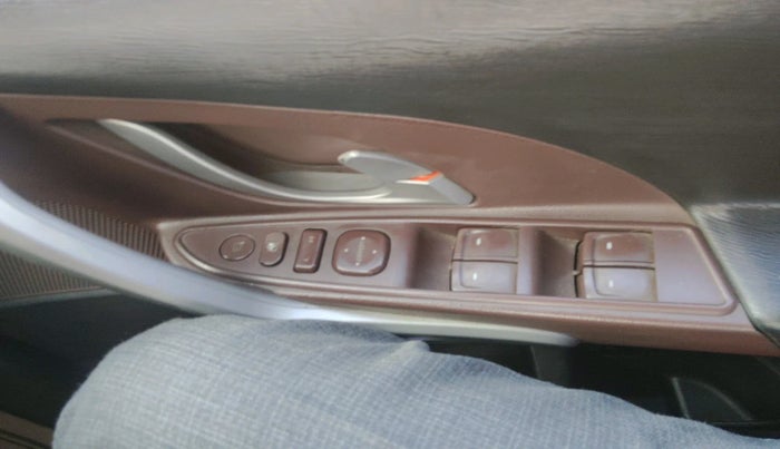 2013 Mahindra XUV500 W8, Diesel, Manual, 1,13,816 km, interior