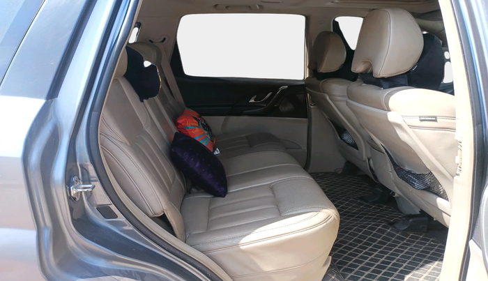 2015 Mahindra XUV500 W10, Diesel, Manual, 1,16,612 km, interior