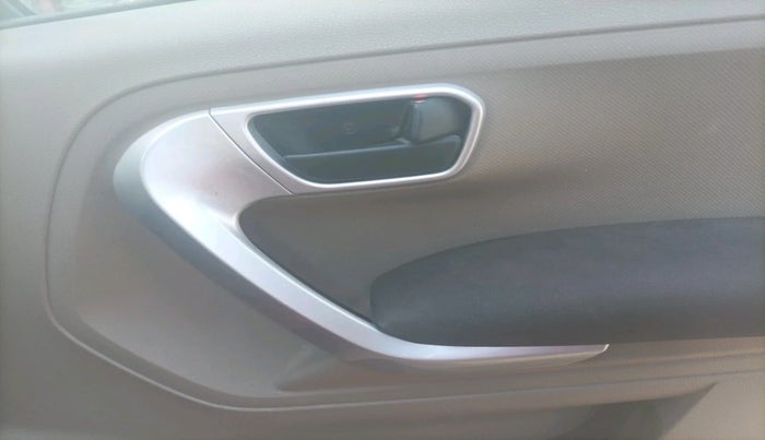 2018 Mahindra TUV300 T8, Diesel, Manual, 1,03,021 km, interior