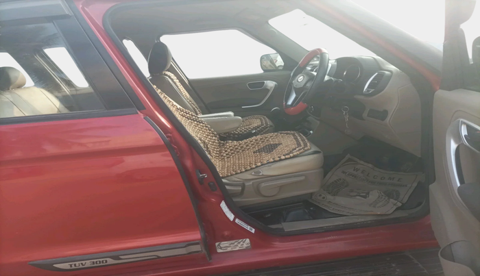 2018 Mahindra TUV300 T8, Diesel, Manual, 1,03,021 km, interior