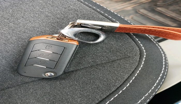 2025 Mahindra XUV 3XO AX5 1.2 L TCMPFI AT, Petrol, Automatic, 7,310 km, interior