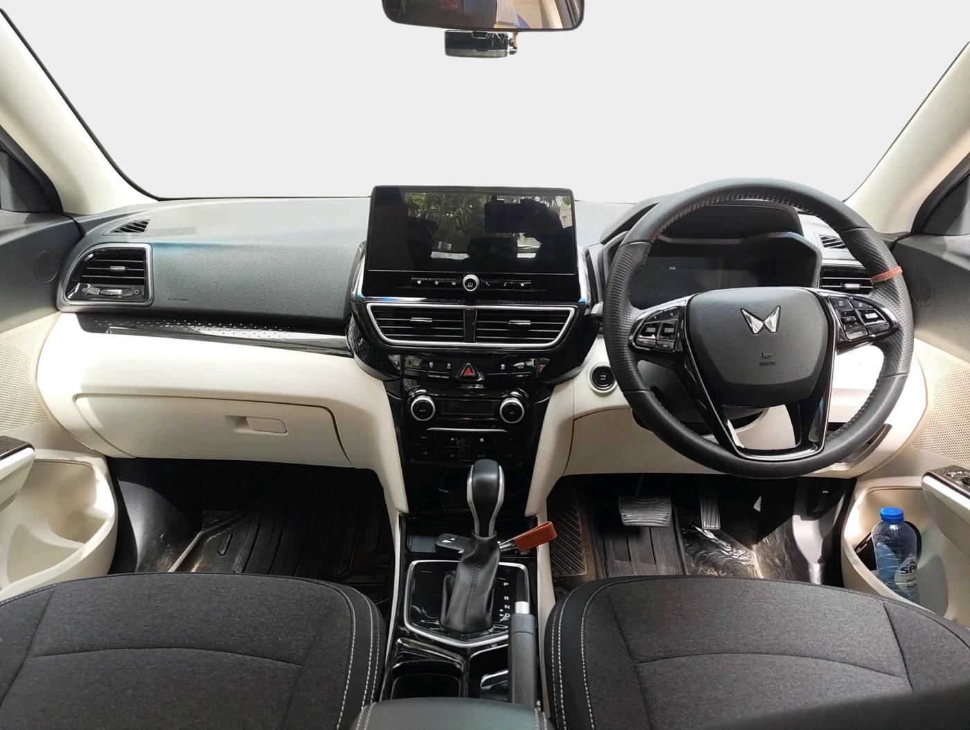 2025 Mahindra XUV 3XO AX5 1.2 L TCMPFI AT, Petrol, Automatic, 8,500 km, interior