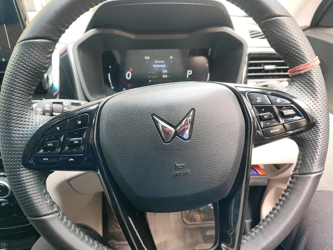 2025 Mahindra XUV 3XO AX5 1.2 L TCMPFI AT, Petrol, Automatic, 8,500 km, interior