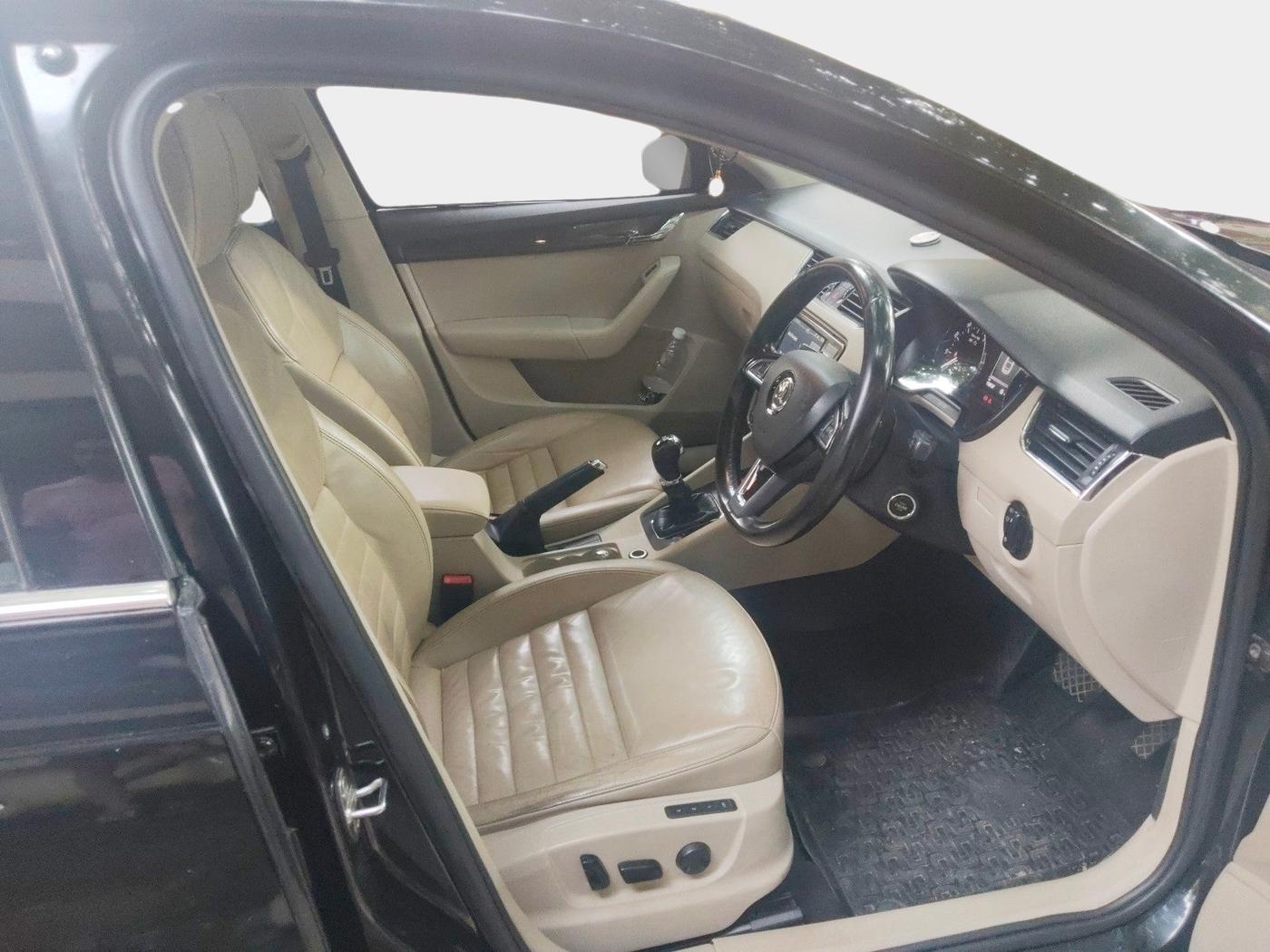 2017 Skoda Octavia STYLE 1.8 TSI AT, Petrol, Automatic, 1,18,139 km, interior