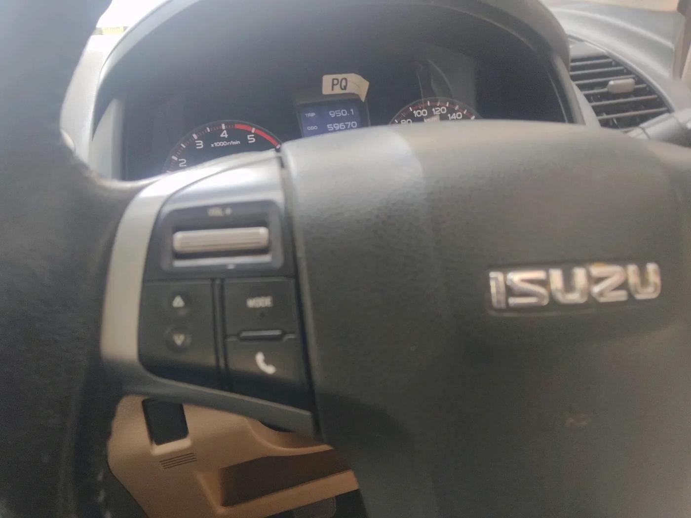 2017 ISUZU D-Max V Cross 4*4 MT, Diesel, Manual, 59,670 km, interior