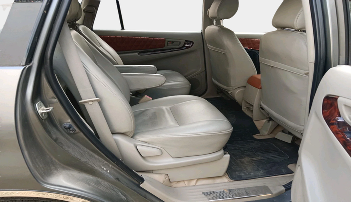 2011 Toyota Innova 2.5 G4 7 STR, Diesel, Manual, 1,41,374 km, interior