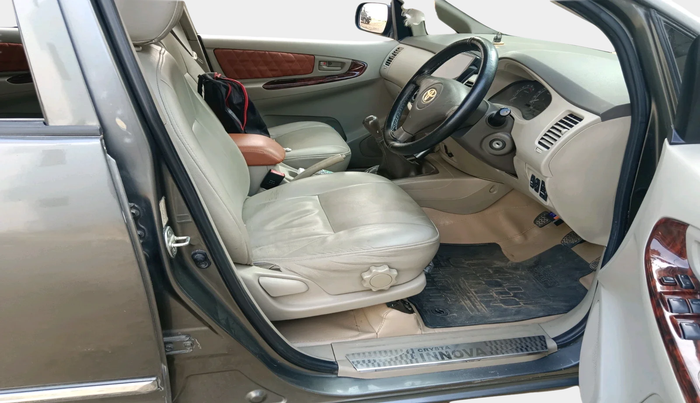 2011 Toyota Innova 2.5 G4 7 STR, Diesel, Manual, 1,41,374 km, interior