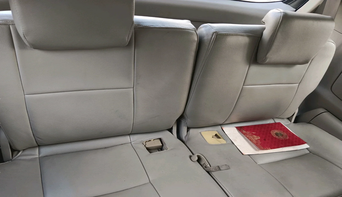 2011 Toyota Innova 2.5 G4 7 STR, Diesel, Manual, 1,41,374 km, interior