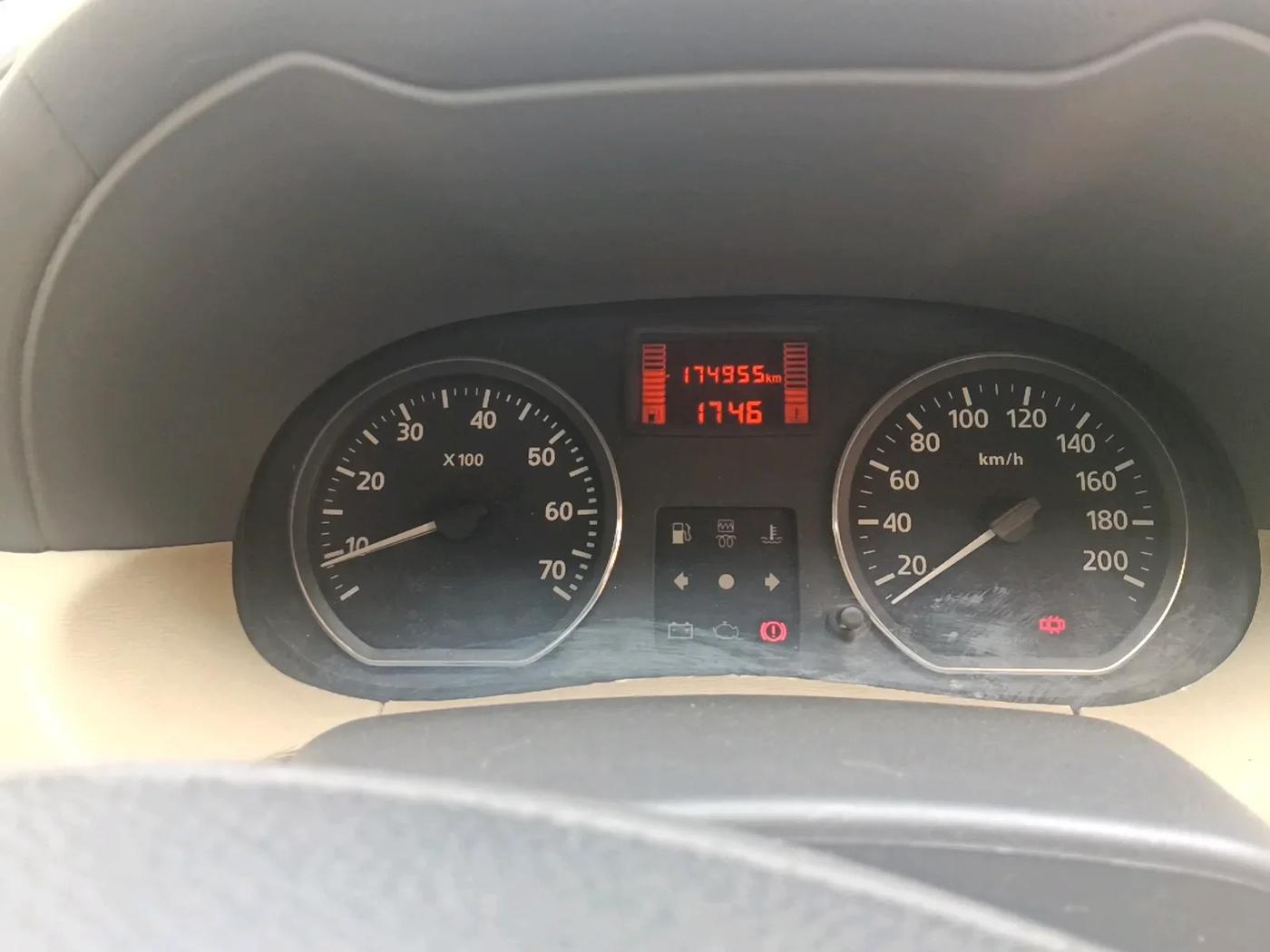 2014 Nissan Terrano XV D THP PREMIUM 110 PS, Diesel, Manual, 1,74,959 km, interior