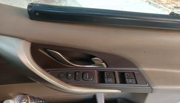 2013 Mahindra XUV500 W8, Diesel, Manual, 1,25,912 km, interior