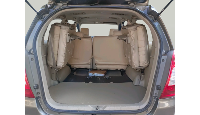 2013 Toyota Innova 2.5 GX 8 STR, Diesel, Manual, 1,80,867 km, exterior