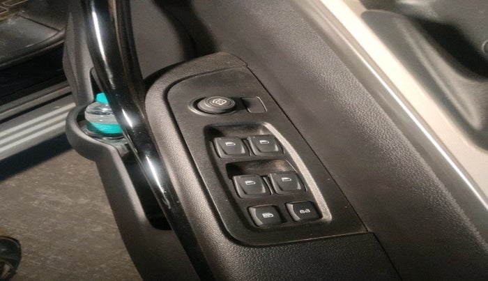 2024 Mahindra XUV700 AX 5 P MT 5 STR, Petrol, Manual, 4,193 km, interior