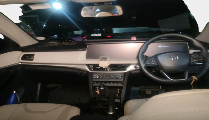 2024 Mahindra XUV700 AX 5 P MT 5 STR, Petrol, Manual, 4,193 km, interior