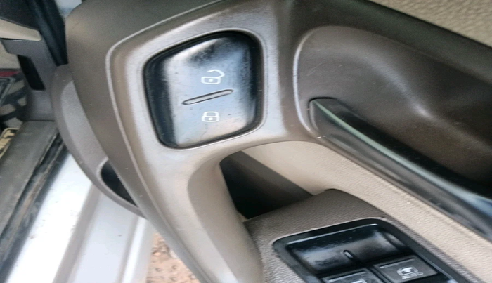 2011 Volkswagen Vento TRENDLINE 1.6, Petrol, Manual, 1,15,315 km, interior