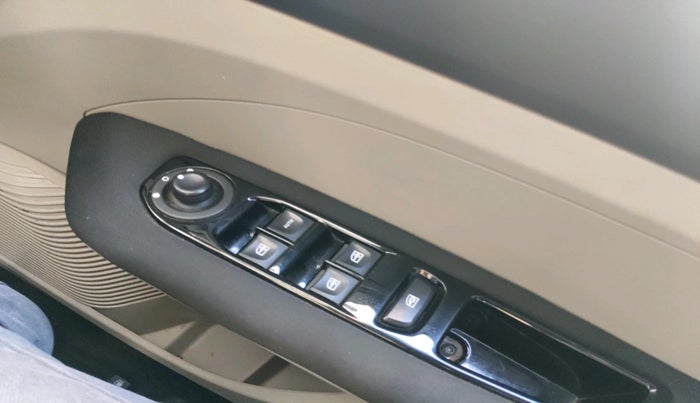 2020 Renault TRIBER RXZ AMT, Petrol, Automatic, 16,550 km, interior