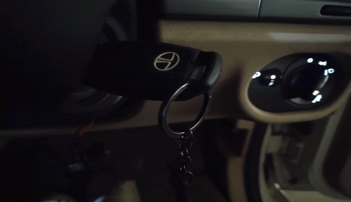 2015 Tata Safari Storme 2.2 EX 4X2, Diesel, Manual, 1,48,563 km, interior