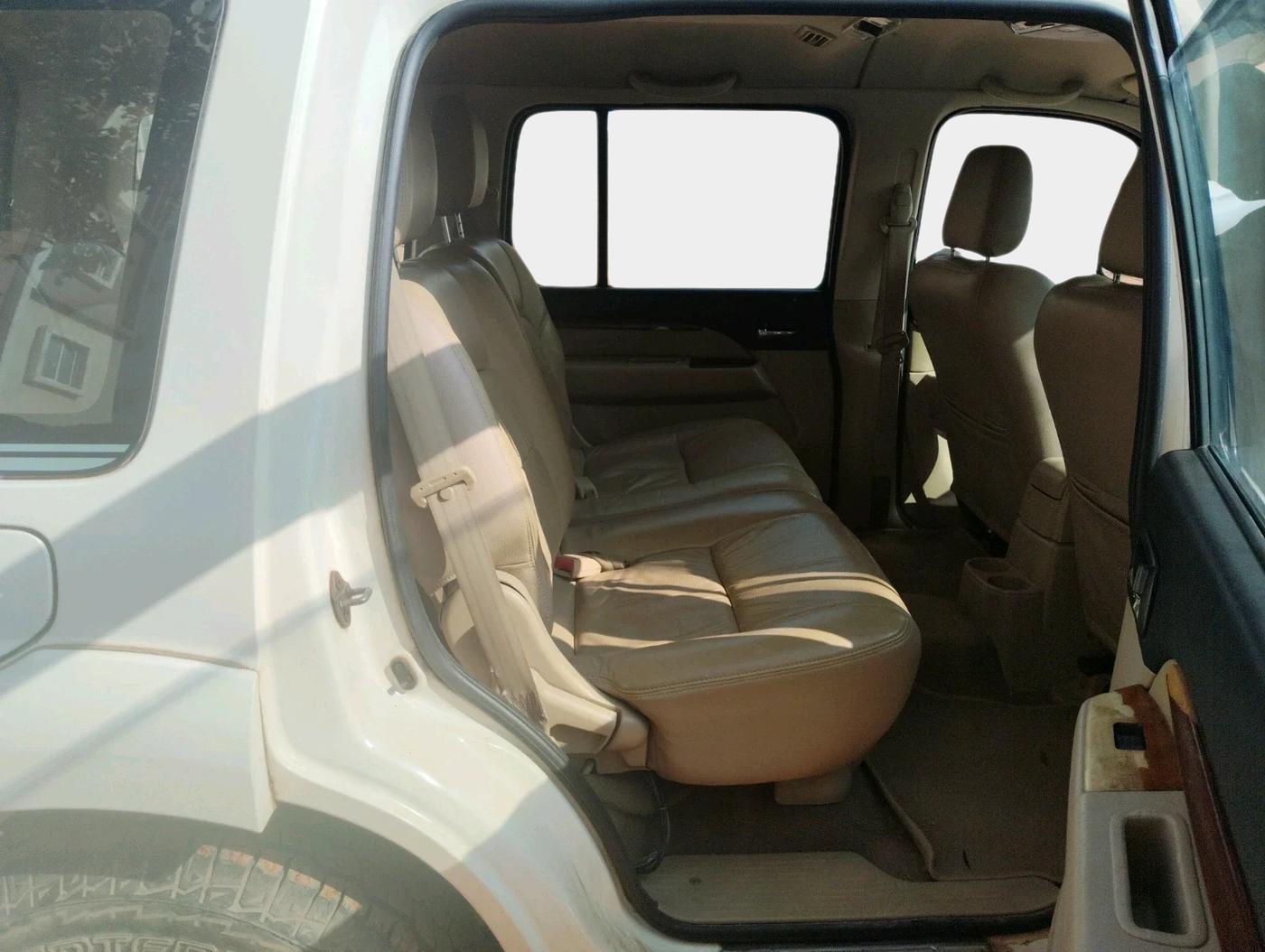 2011 Ford Endeavour 2.5L 4X2 AT, Diesel, Automatic, 83,826 km, interior