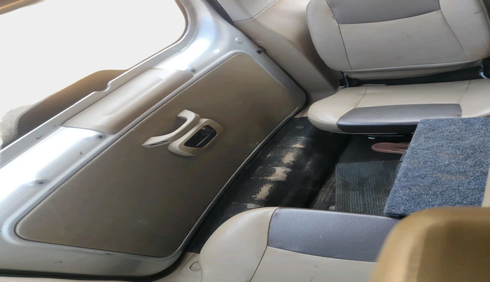 2016 Mahindra TUV300 T4 PLUS, Diesel, Manual, 1,17,465 km, interior