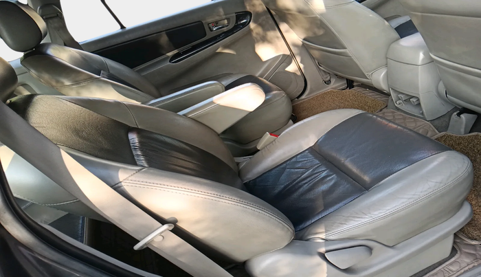 2014 Toyota Innova 2.5 ZX 7 STR, Diesel, Manual, 1,91,145 km, interior