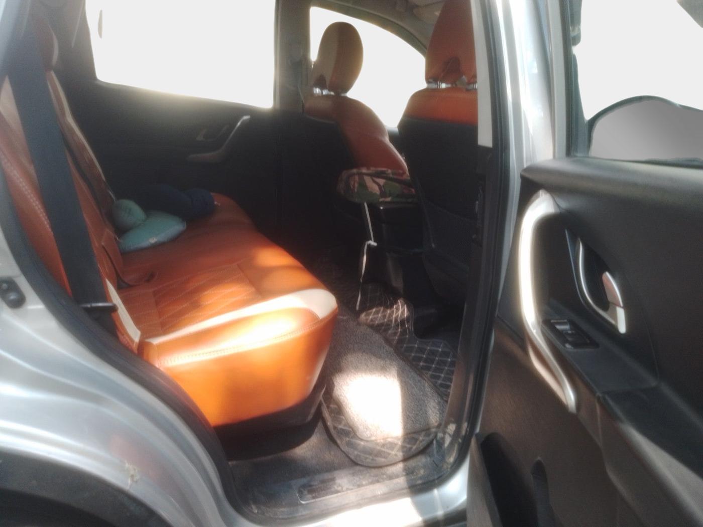 2018 Mahindra XUV500 W7, Diesel, Manual, 1,44,677 km, interior